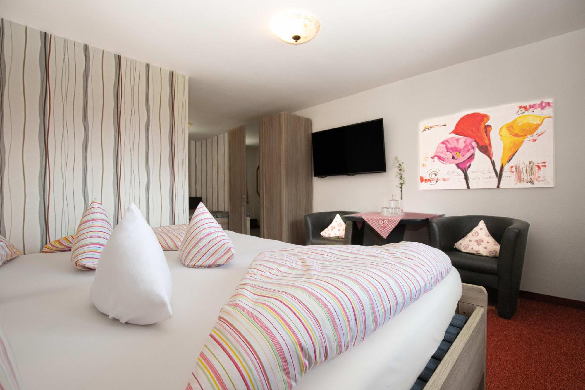 Hotel Restaurant Amadeus - Inclusive Skipass Und Vieles Mehr บาดฮินเดลัง ภายนอก รูปภาพ