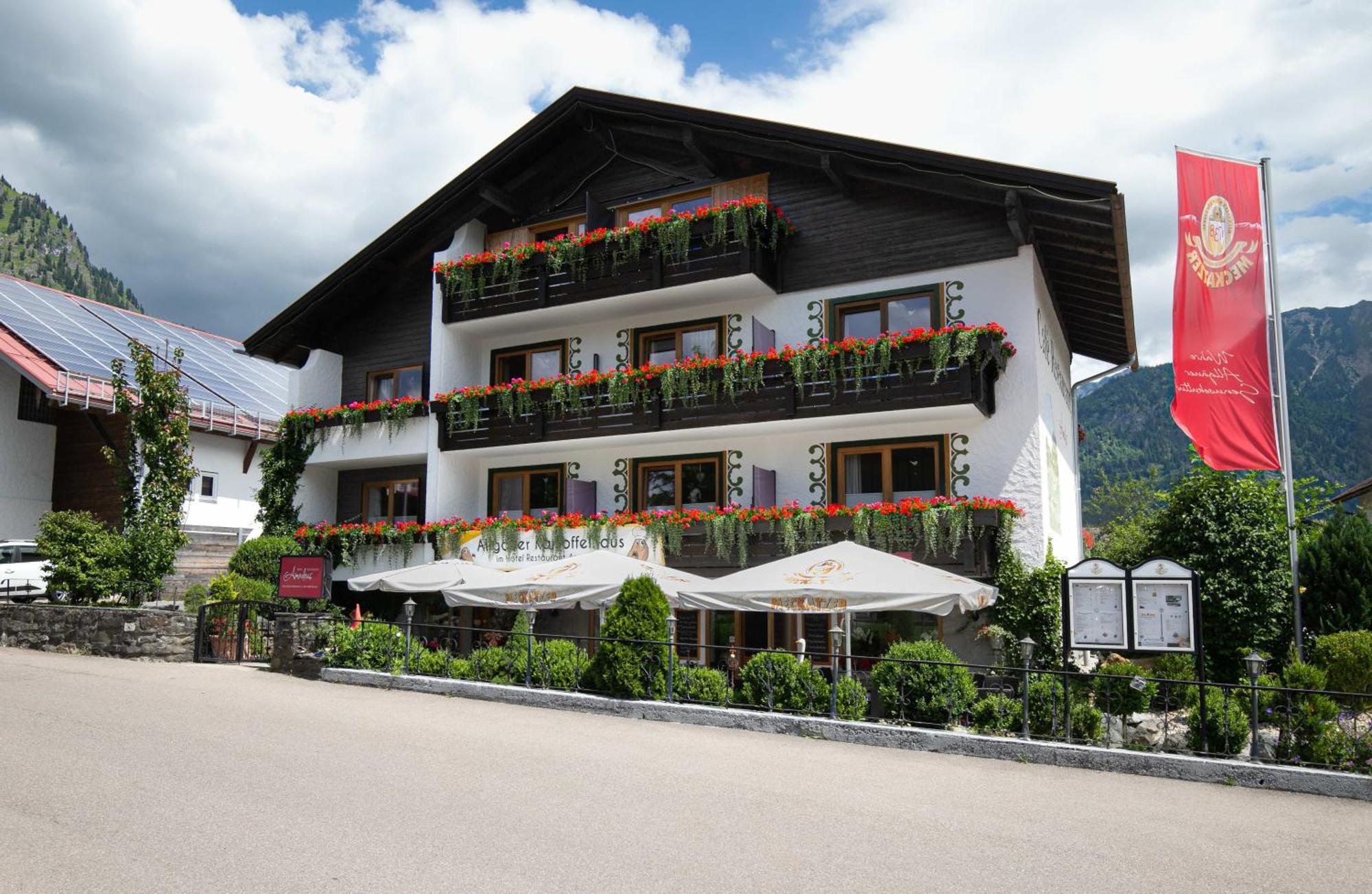 Hotel Restaurant Amadeus - Inclusive Skipass Und Vieles Mehr บาดฮินเดลัง ภายนอก รูปภาพ