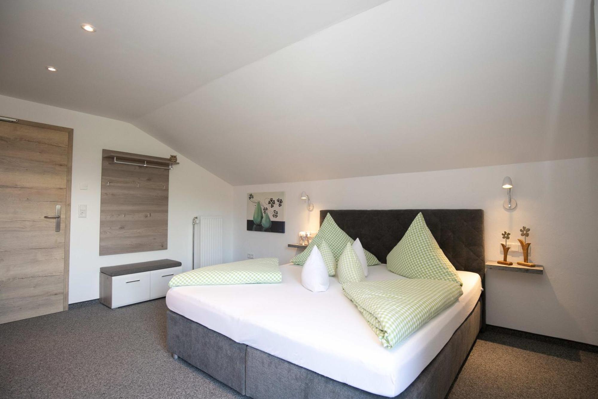 Hotel Restaurant Amadeus - Inclusive Skipass Und Vieles Mehr บาดฮินเดลัง ภายนอก รูปภาพ