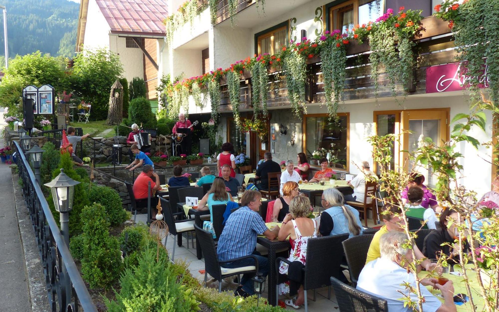 Hotel Restaurant Amadeus - Inclusive Skipass Und Vieles Mehr บาดฮินเดลัง ภายนอก รูปภาพ