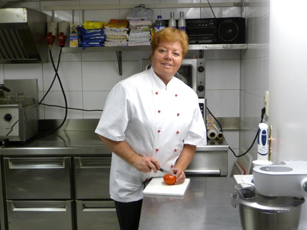 Hotel Restaurant Amadeus - Inclusive Skipass Und Vieles Mehr บาดฮินเดลัง ภายนอก รูปภาพ