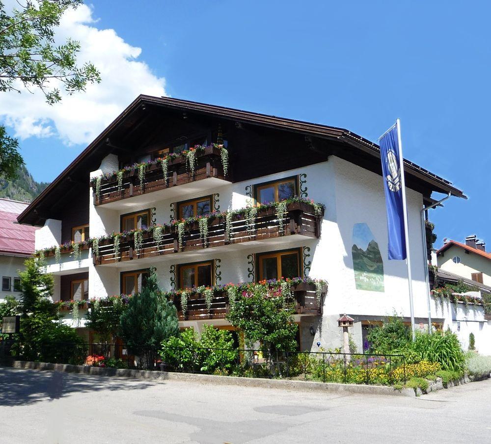 Hotel Restaurant Amadeus - Inclusive Skipass Und Vieles Mehr บาดฮินเดลัง ภายนอก รูปภาพ