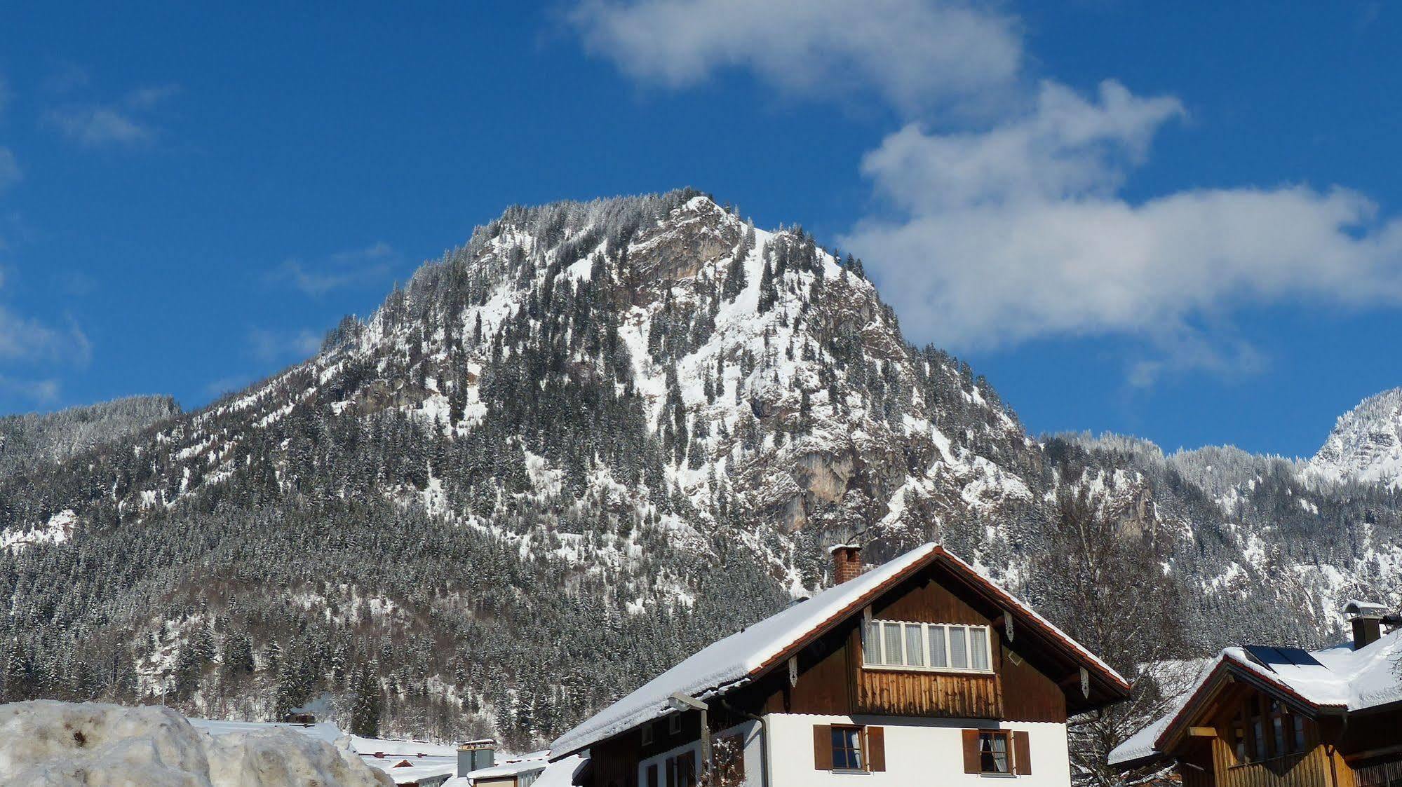 Hotel Restaurant Amadeus - Inclusive Skipass Und Vieles Mehr บาดฮินเดลัง ภายนอก รูปภาพ